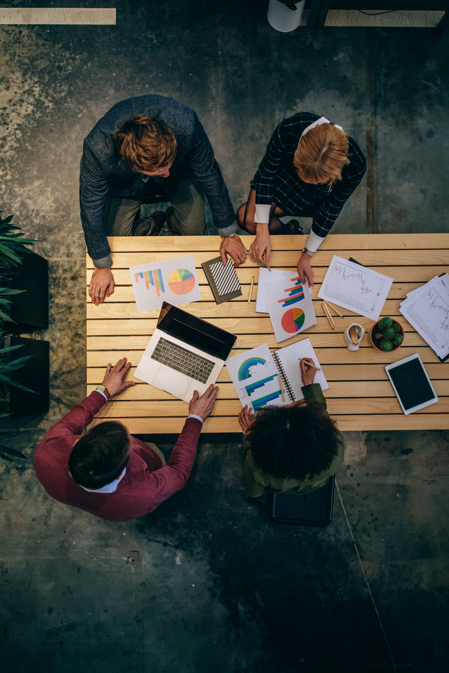 Zespół omawia strategię rozwoju sprzedaży B2B