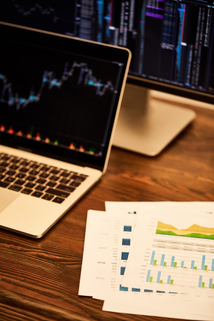 Konsultant sprzedaży B2B analizujący CRM i lejek sprzedażowy