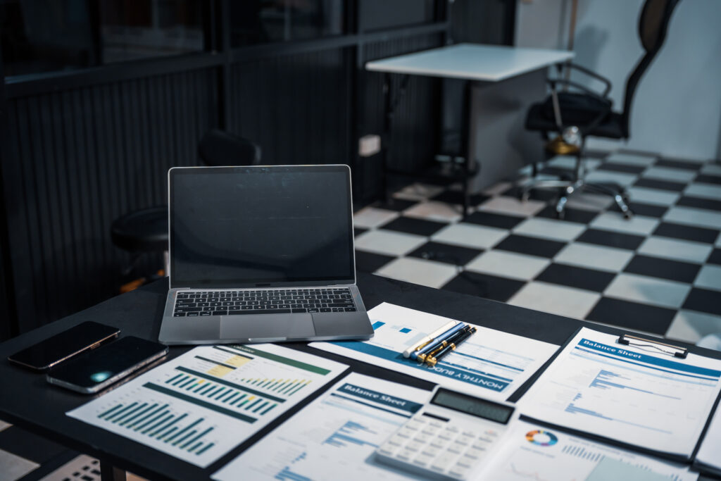 Uruchomienie działań, raportowanie i optymalizacja (w tym integracje e-commerce).